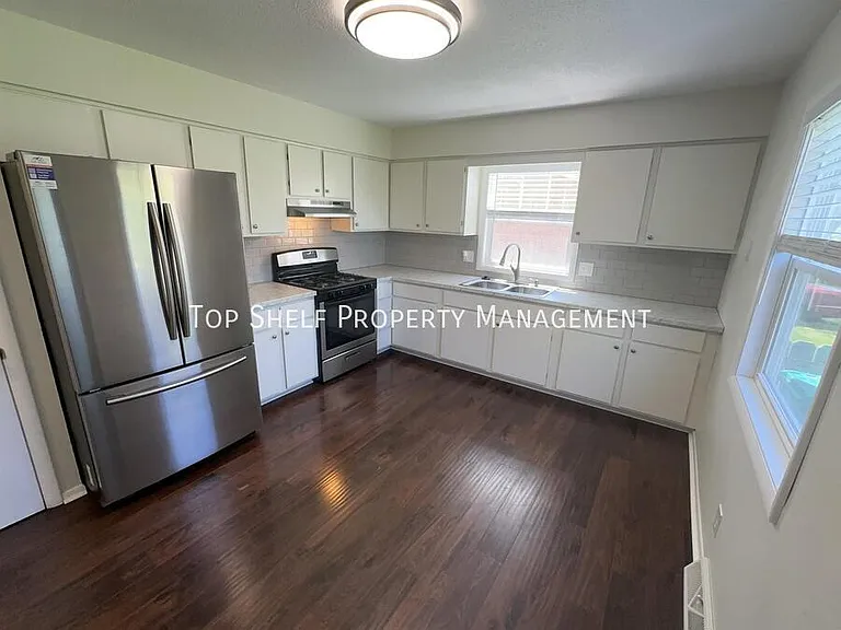 308 SW Westview Dr — Photo 3