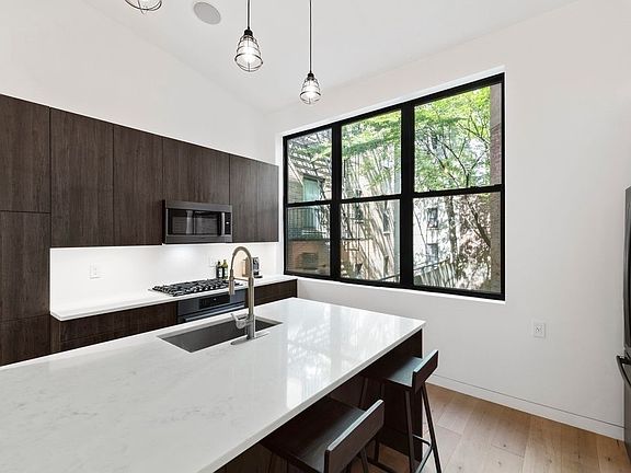 5th image of 121 Waverly Pl
