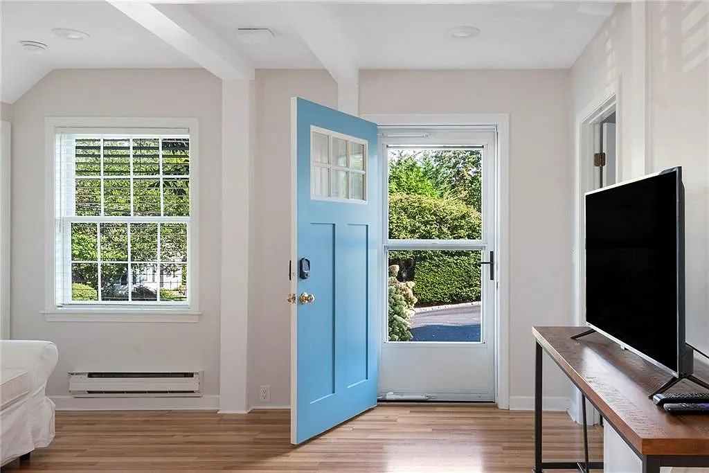 2 bed, 1.0 bath, 1504 sqft, $4,000 — Photo 3