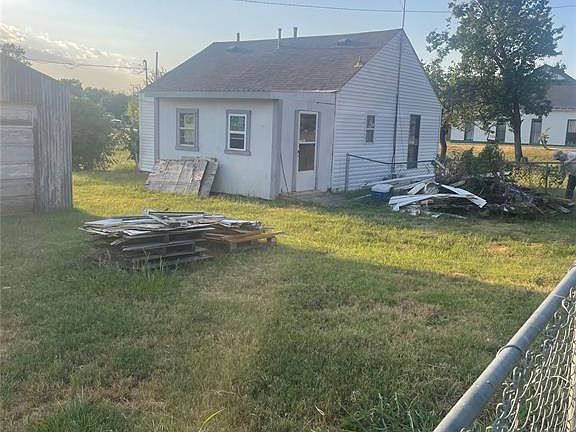 4th image of 230 E Broadway St