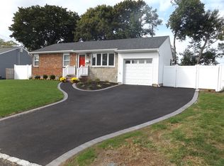 9 Hudson Dr, Kings Park, NY 11754