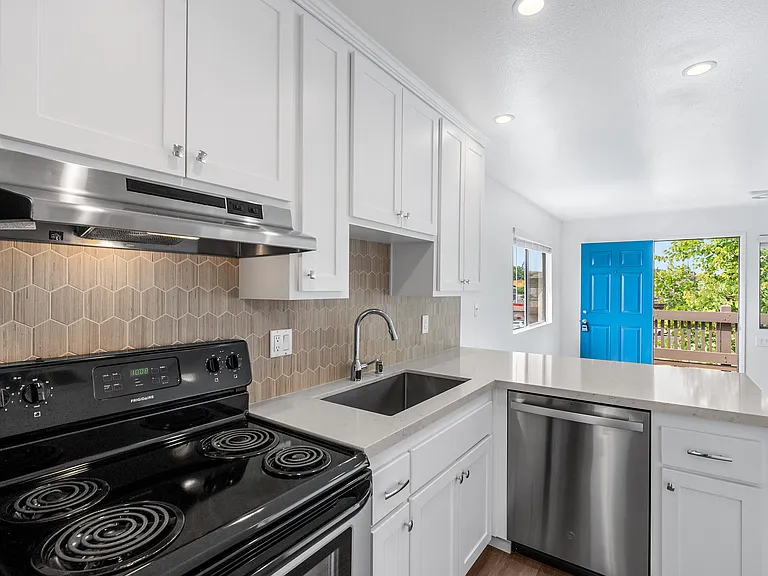 Pacific Villas — Photo 32