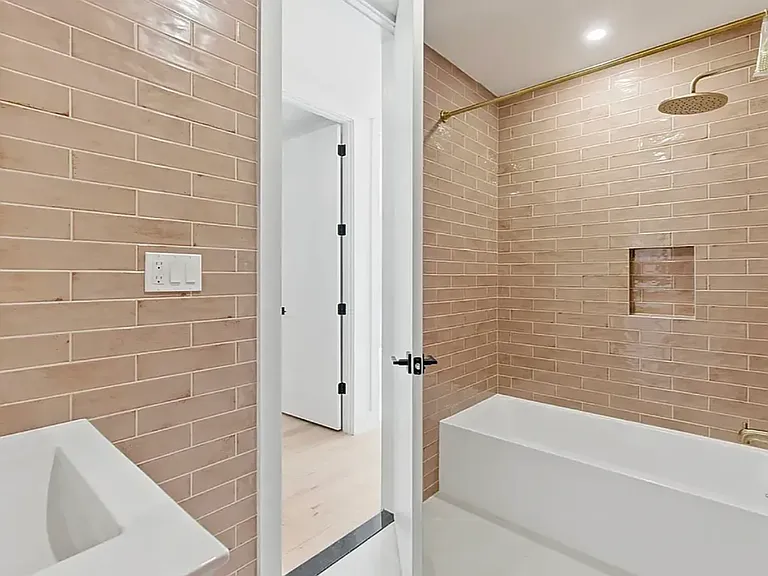 376 Montgomery St #3A — Photo 10