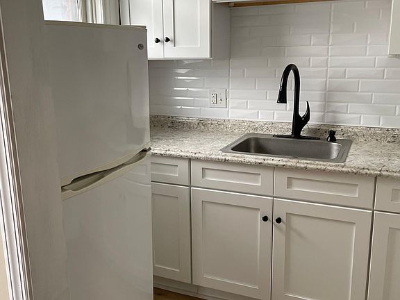 2nd image of 131 E Philadelphia St #2