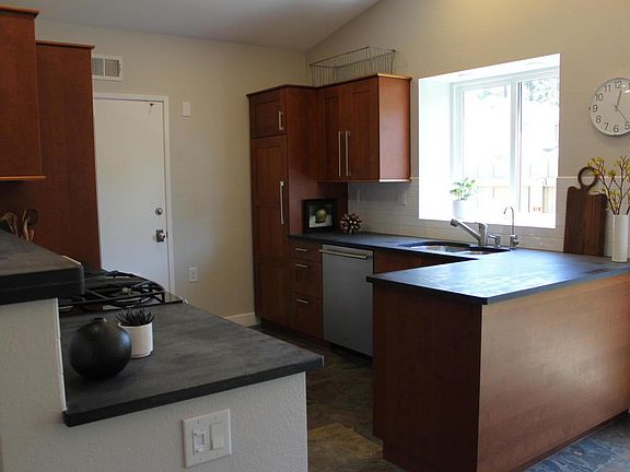 4th image of 226 Blackfoot Ln