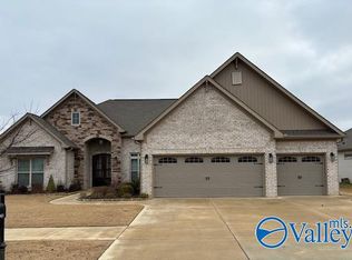 7411 Flint Crossing Cir, Owens Cross Roads, AL 35763