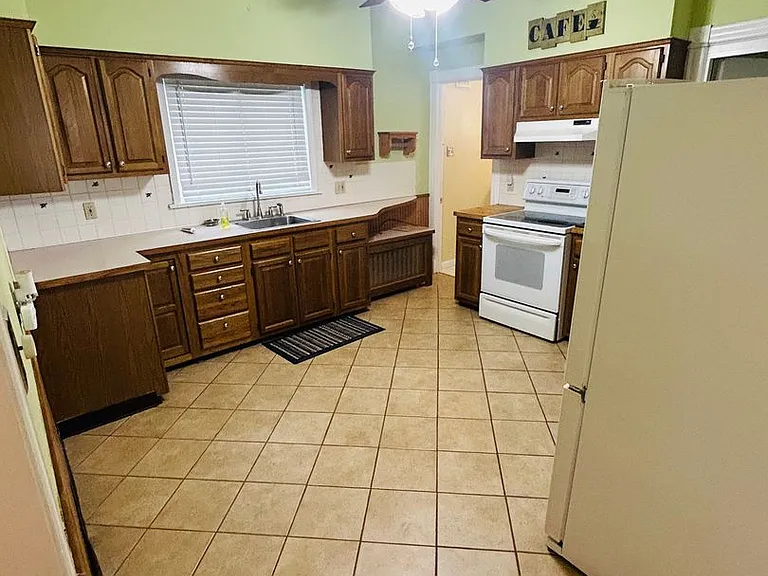 219 W Main St — Photo 11