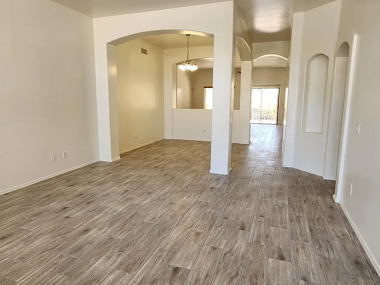 513 E Jasper Dr — Photo 2