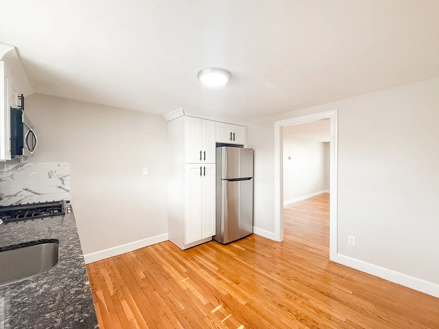 2 bed, 900 sqft, $2,700 — Photo 2