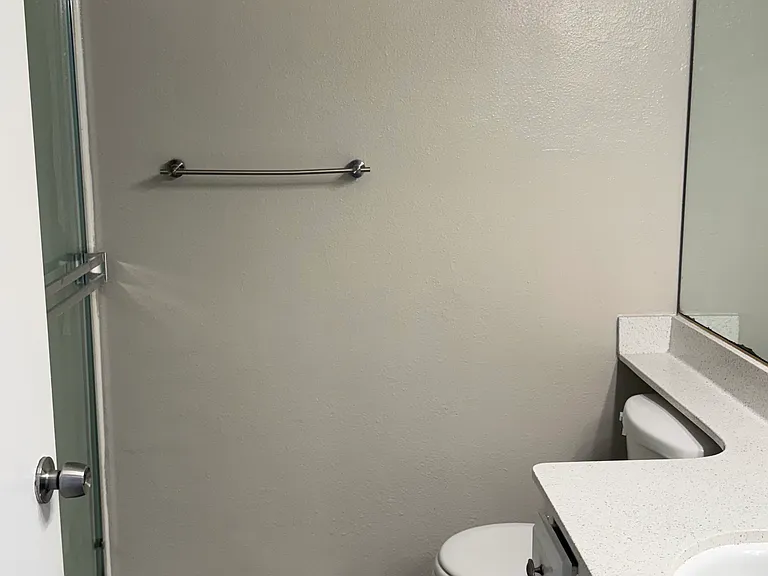 Burbank Apartments — Photo 13