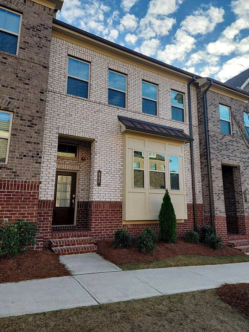 Woodstock Townhome, Great Location! — Photo 1