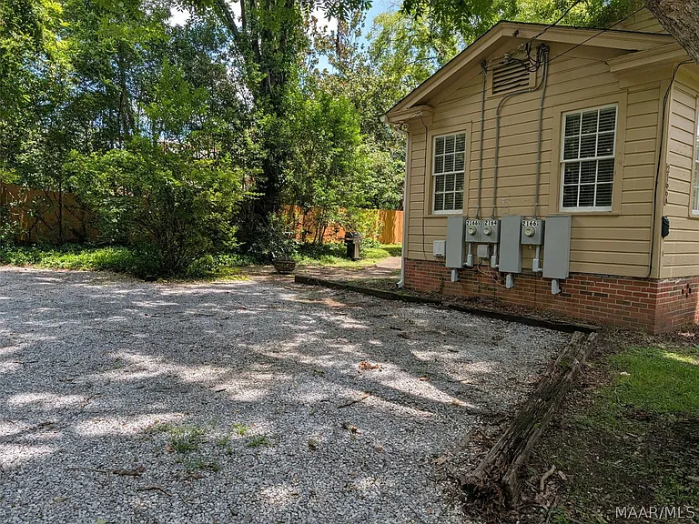2166 College St — Photo 11