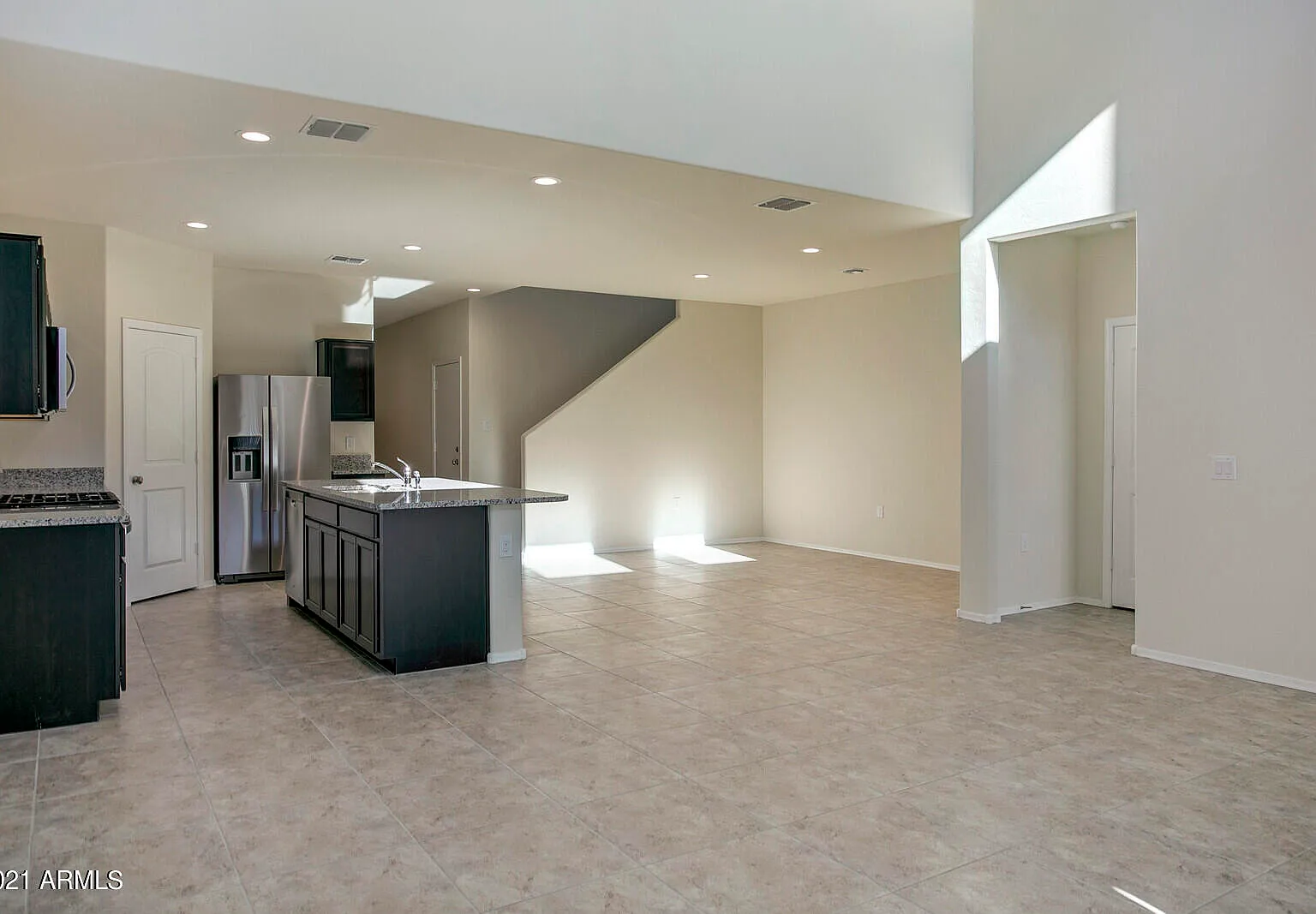 4 bed, 3.0 bath, 2550 sqft, $2,300 — Photo 4