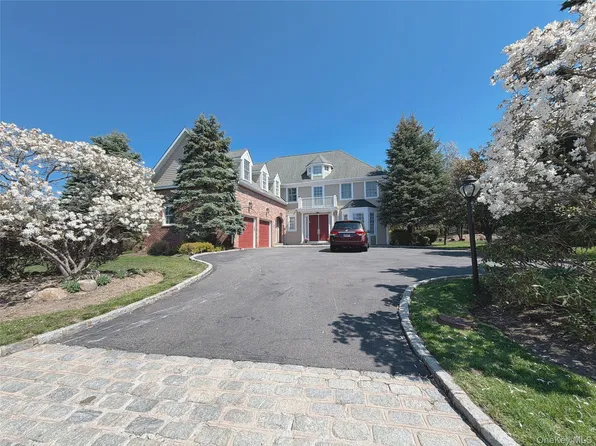 16 Mackay Way #Mac, Roslyn, NY 11576