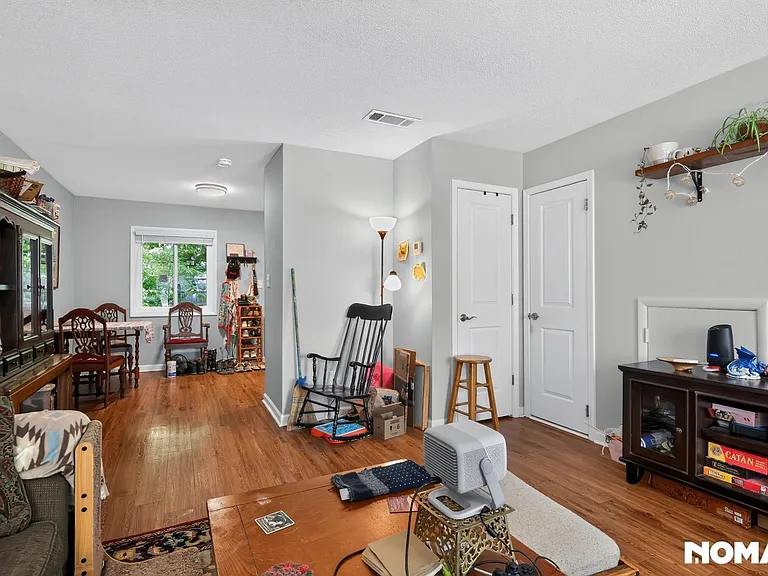 876 College Ave — Photo 10