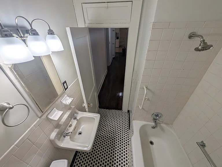 1215 Clarendon St — Photo 18