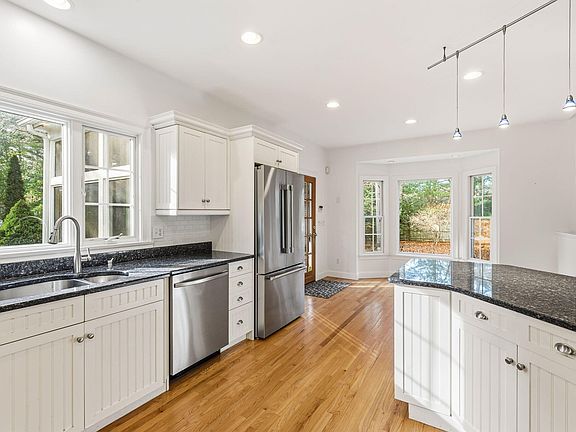 4th image of 602 Putnam Avenue