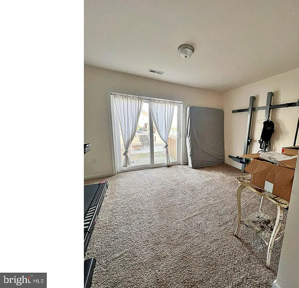 3 bed, 2.5 bath, 2484 sqft, $2,100 — Photo 2