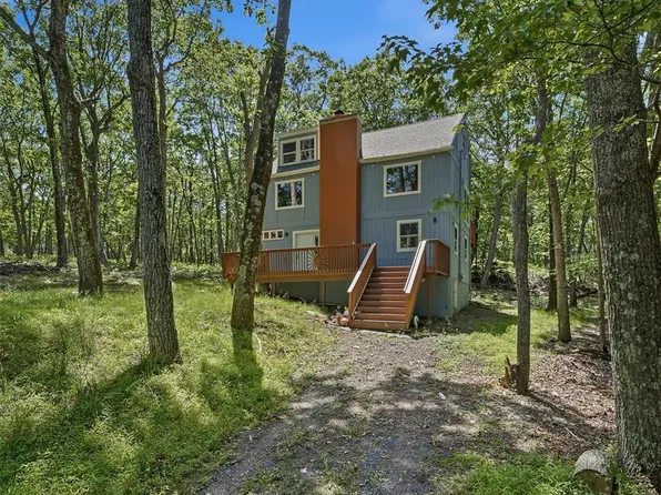 211 Geese Ct N, Bushkill, PA 18324