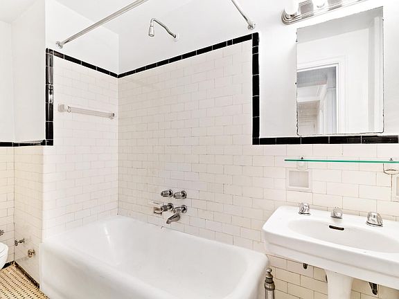 4th image of 301 E 21st St APT 4N