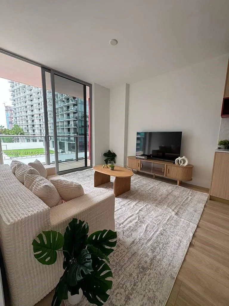 1 bed, 598 sqft, $3,500 — Photo 3
