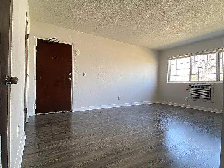 646 22nd Ave NE #5 — Photo 6