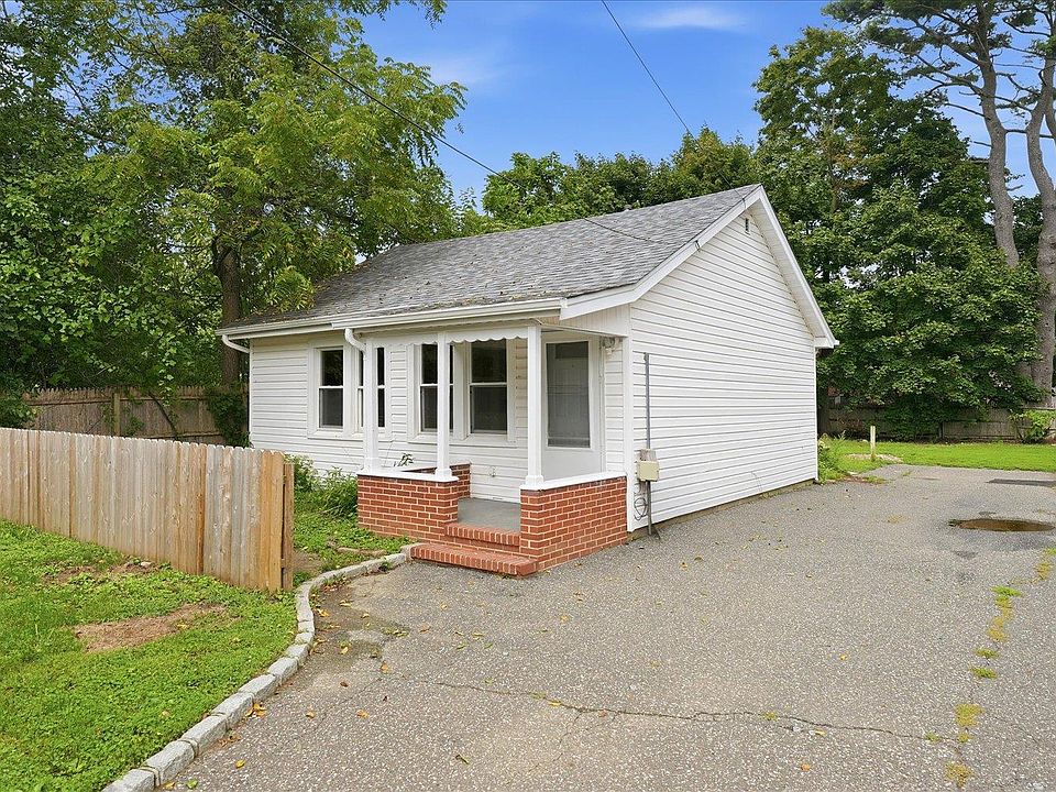 1st image of 455 Moriches Rd