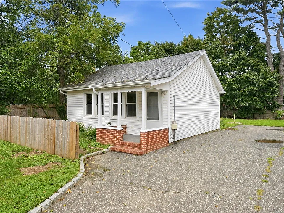 455 Moriches Rd #COTTAGE BEHIND MAIN