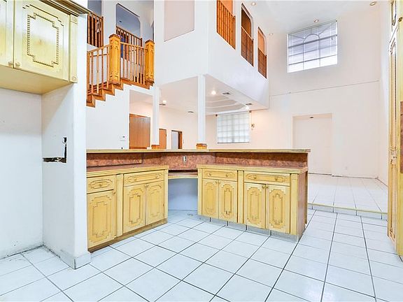 5th image of 330 Seaman Ave