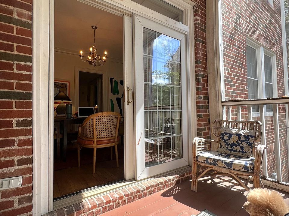 Private screened in porch!