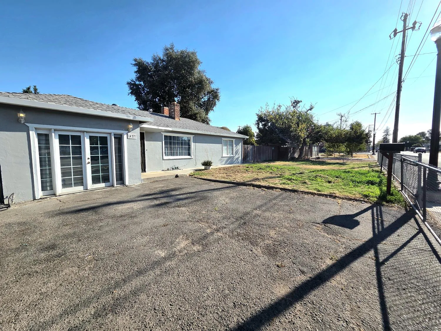3 bed, 1000 sqft, $2,100 — Photo 2