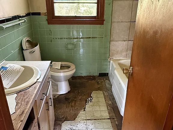 3rd image of 2226 Mountain Rd