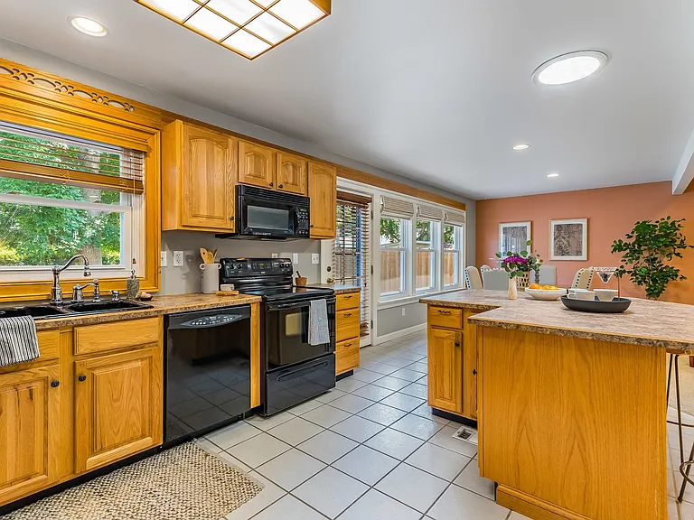 1225 Columbine Ct — Photo 6