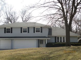 5805 Highland Dr, Papillion, NE 68133
