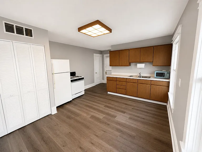 1108 W Main St #2R — Photo 6