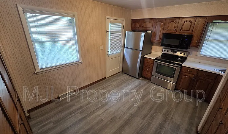 1512 Robeson Ave — Photo 2