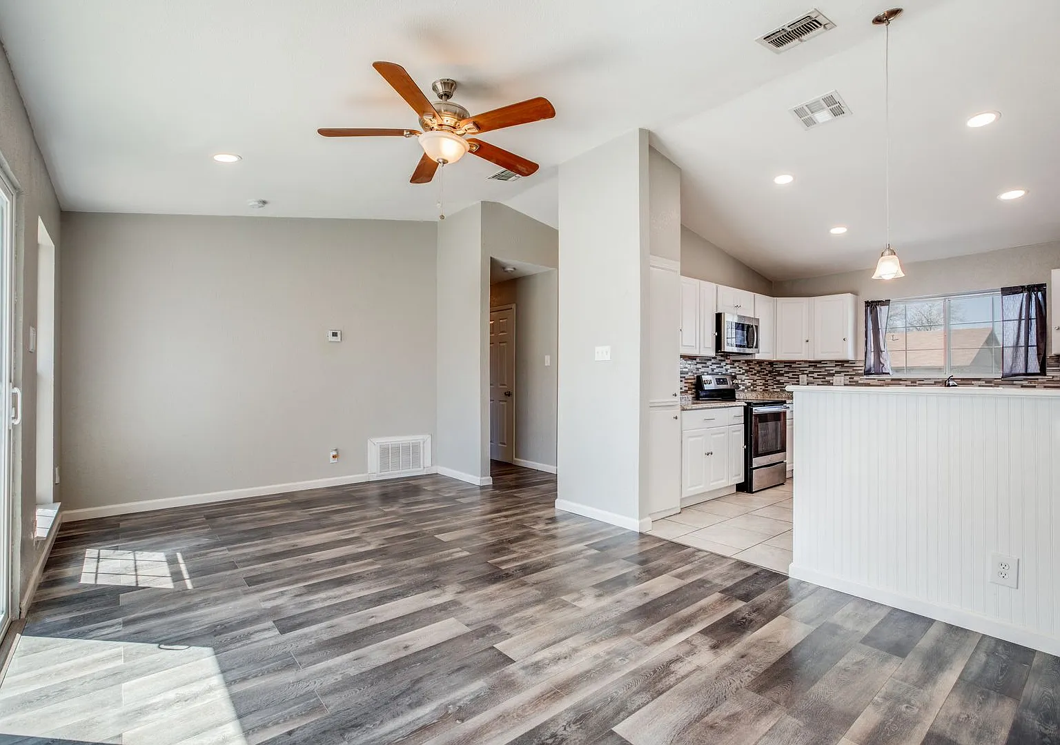 3 Bedroom 2 Bath Lakeside Subdivision — Photo 3