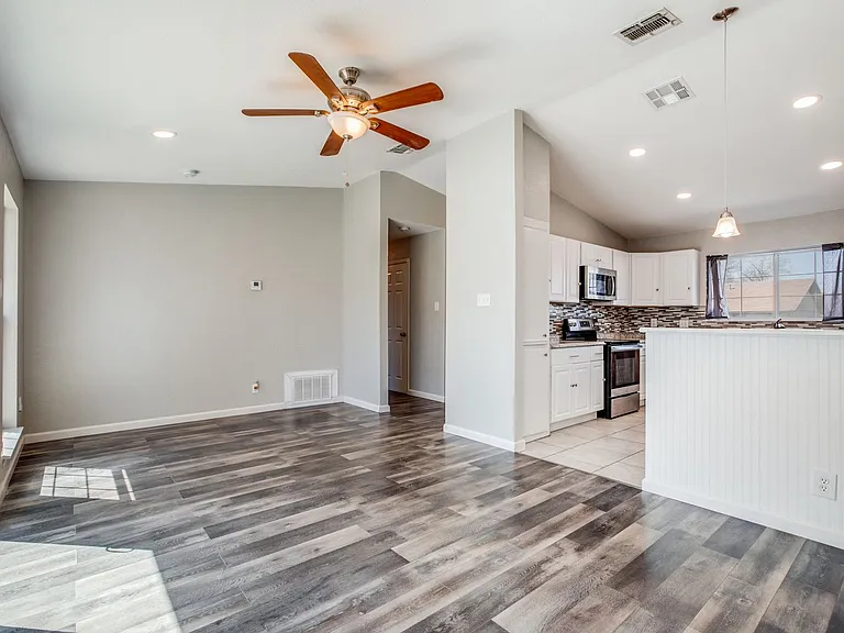 2610 Lakebriar St — Photo 3