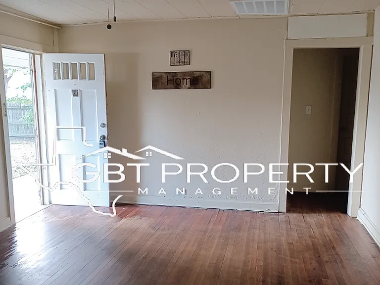 406 E Cobb St — Photo 3