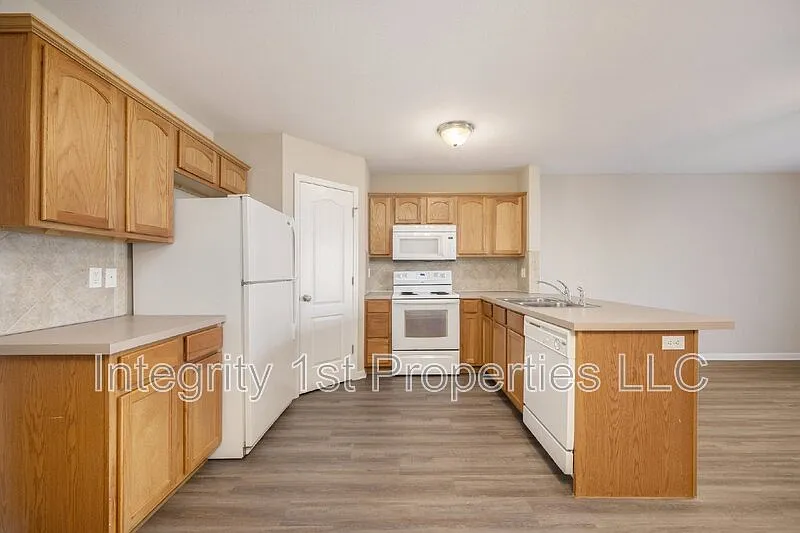 3 bed, 2.5 bath, 1516 sqft, $1,795 — Photo 3