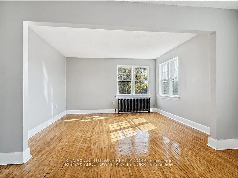 133 N Service Rd E #6 — Photo 16