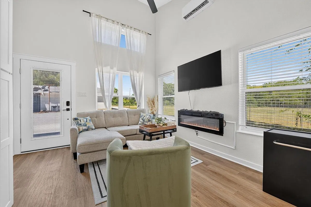 1 bed, 1.0 bath, 400 sqft, $2,000 — Photo 4