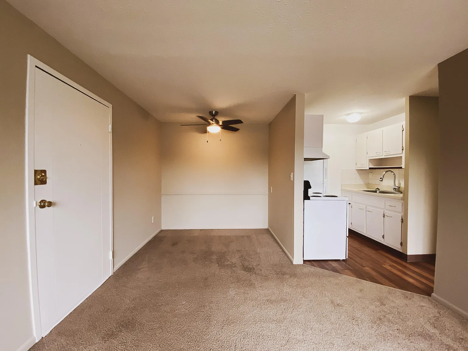 Holland Gardens Apartments — Photo 4