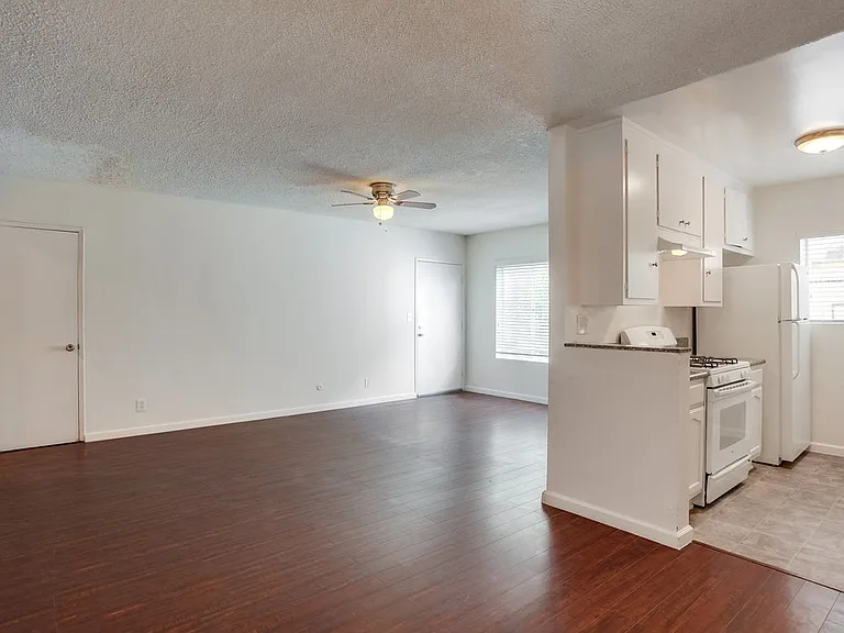 Gated, MidCentury MultiFamily Property near Metro Access and Victoria Park — Photo 13