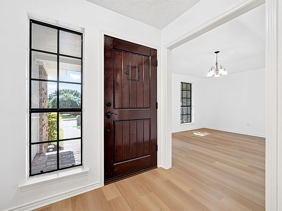 4th image of 806 Lake Meadows Cir