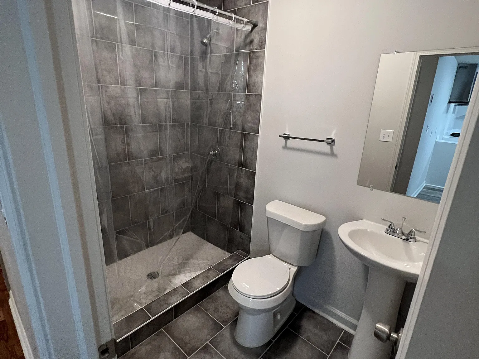 4 bed, 6.0 bath, 2020 sqft, $754 — Photo 2