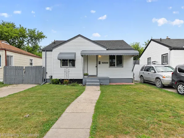 25208 Leach St, Roseville, MI 48066