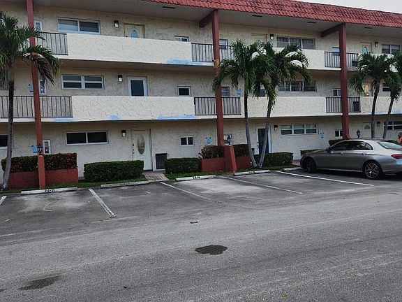 4th image of 811 S Hollybrook Drive S #206