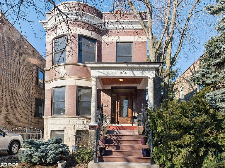 1454 W Farragut Ave — Photo 1