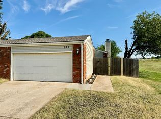 925 Swan Lake Ct, Edmond, OK 73003